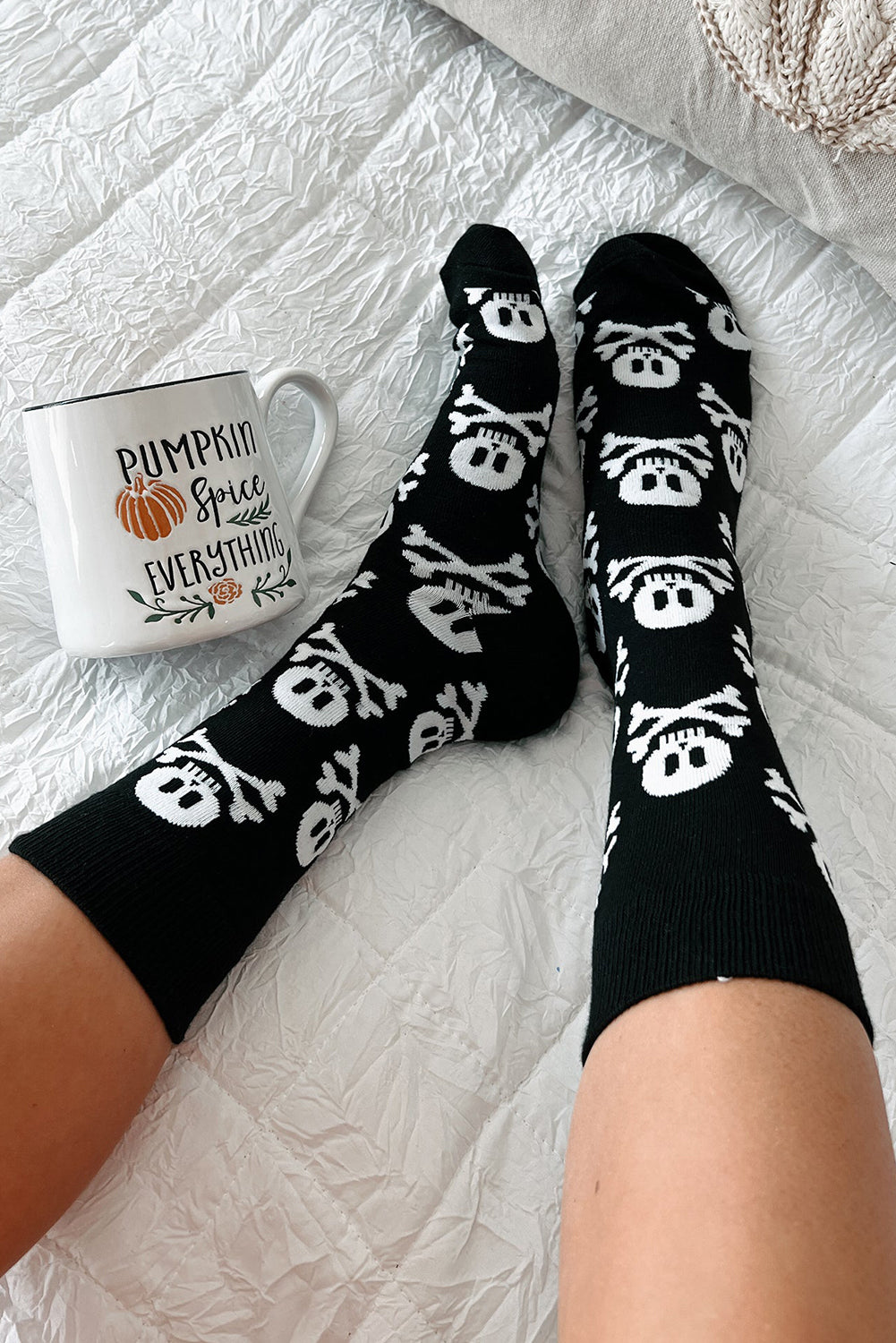 Color black Halloween Skull & Crossbones Crew Socks