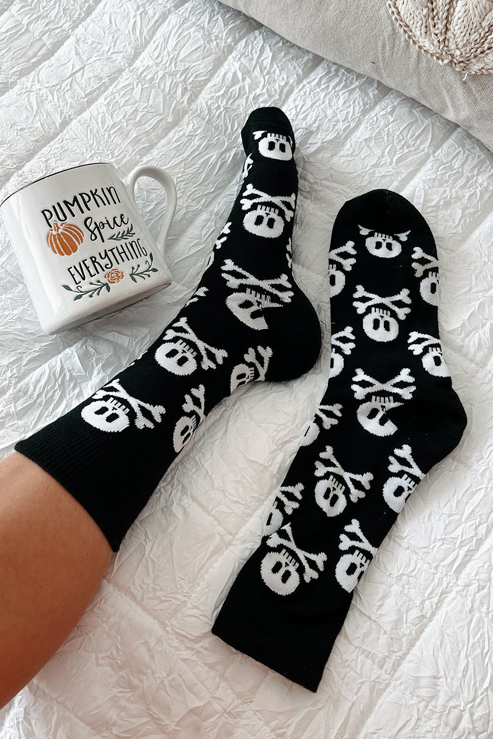 Color black Halloween Skull & Crossbones Crew Socks